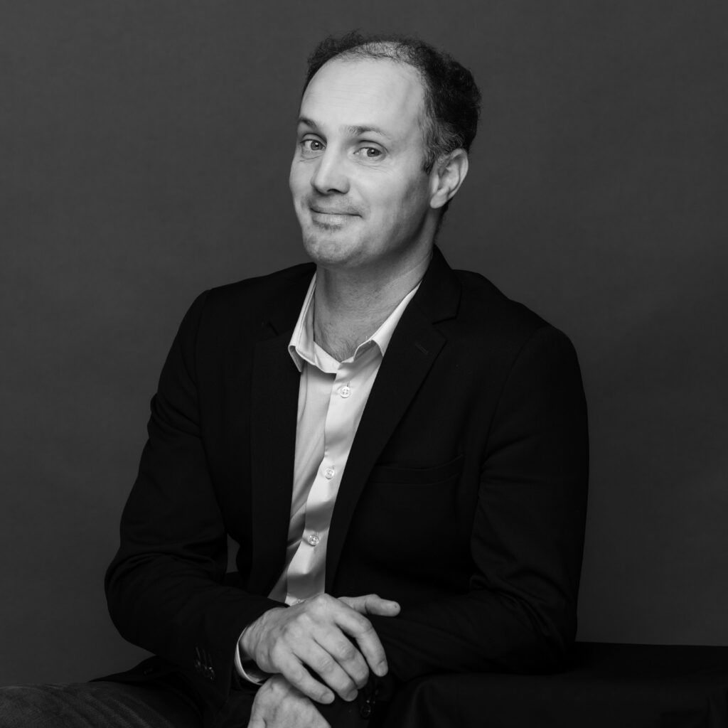 Photo en noir et blanc d'Adrien Vasnier - Directeur administratif et financier chez NEOVIZ Group