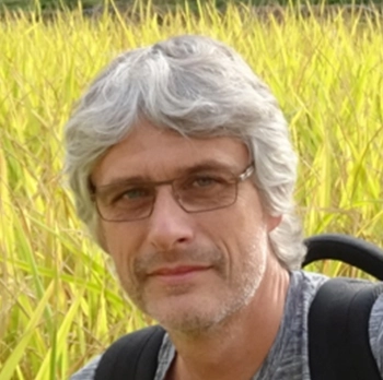 Photo en couleur d'Eric DARROUZET dans les champs